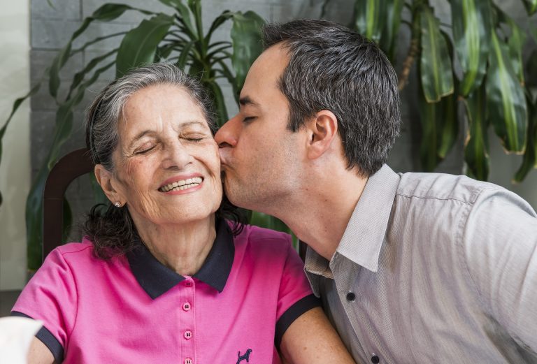 O “mandão” Herculano com sua mãe, Bina: cuidados e compreensão para fortalecer laços de família. Foto: Letícia Akemi/Gazeta do Povo.