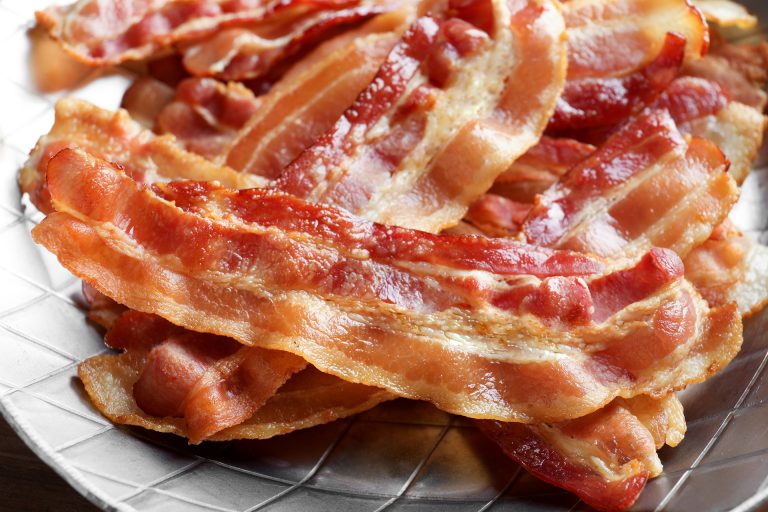 Bacon, carne vermelha e carnes processadas aumentam risco de câncer colorretal. Foto: Bigstock.