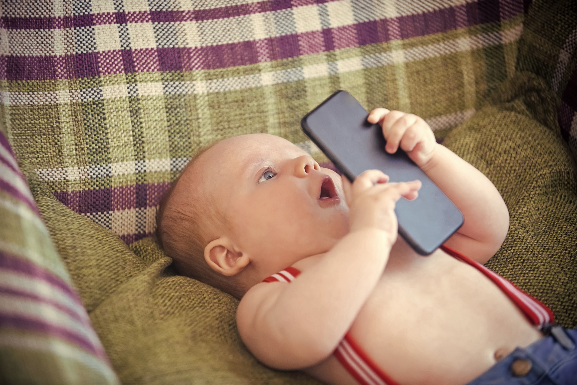 A publicação recomenda ainda troca de telas por atividades como leitura e apresenta o tempo de sono recomendado por faixa etária. Foto: Bigstock.