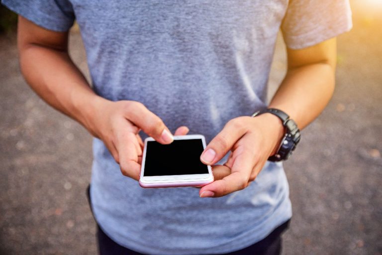 Para amenizar os desconfortos na coluna, o fisioterapeuta aconselha que usuários de celular, de computadores e de tablets não ultrapassem os 50 minutos de uso contínuo dos aparelhos. Foto: Bigstock