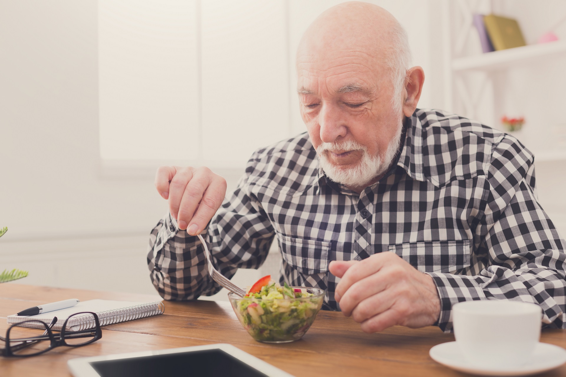A quantidade de calorias é apenas um dos fatores que contribuem para um envelhecimento saudável. Entram nessa conta dados como o metabolismo da pessoa, a quantidade incorporada de vitaminas, minerais e hormônios, além de exercícios físicos para compor o ponto de equilíbrio, responsável pela qualidade de vida. Foto: Bigstock.
