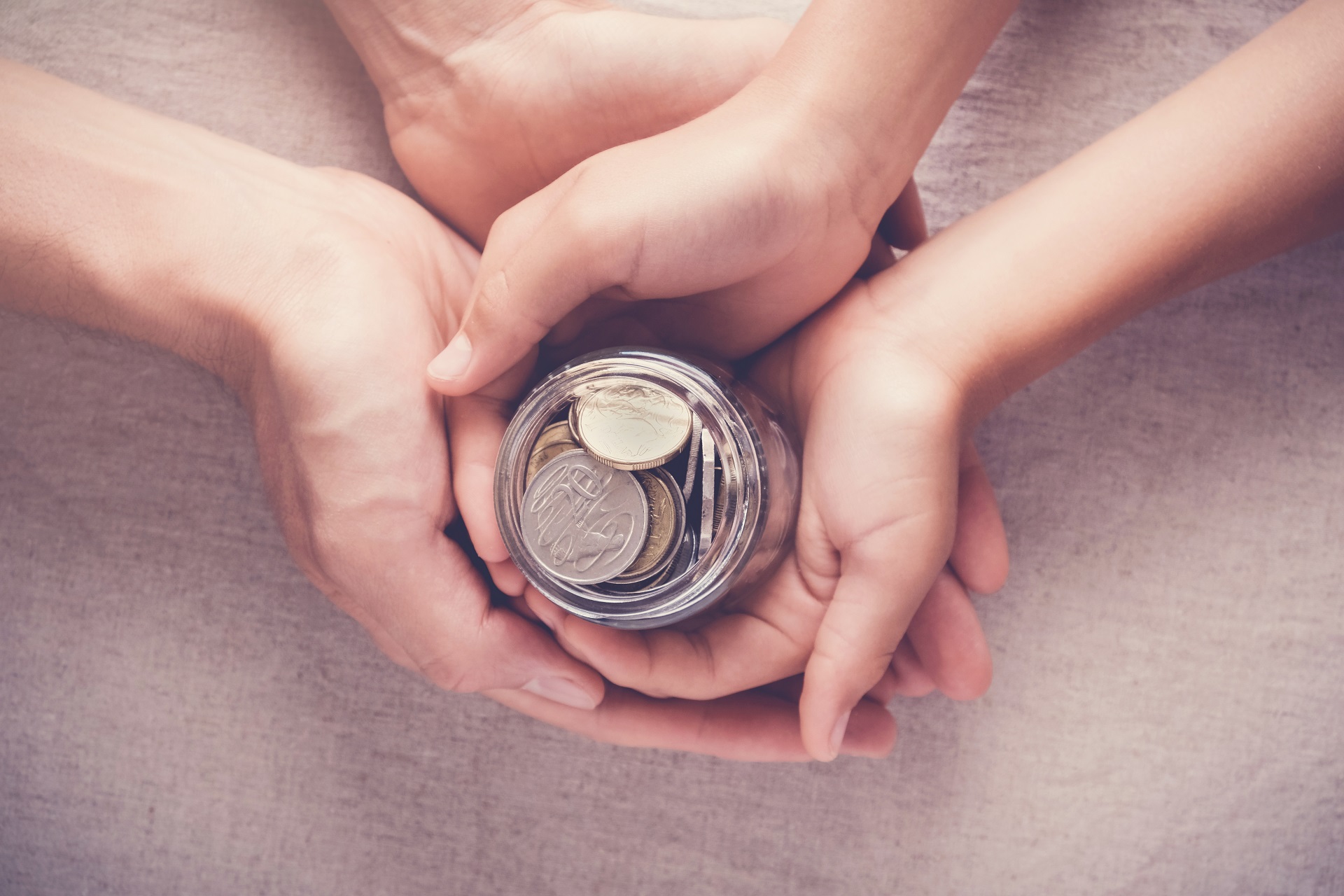 Doar sem ver o resultado direto da sua ação dificulta fruir a felicidade do ato. Foto: Bigstock.