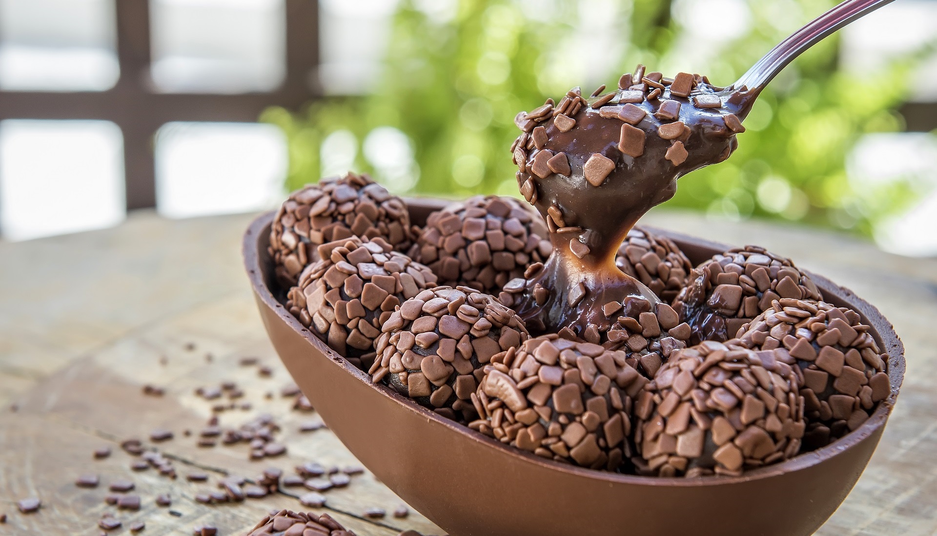 Ovos de Páscoa recheados são verdadeiras refeições e devem ser consumidos com moderação. Se quiser compensar, são necessárias 6 horas de corrida. Foto: Letícia Akemi/Gazeta do Povo.