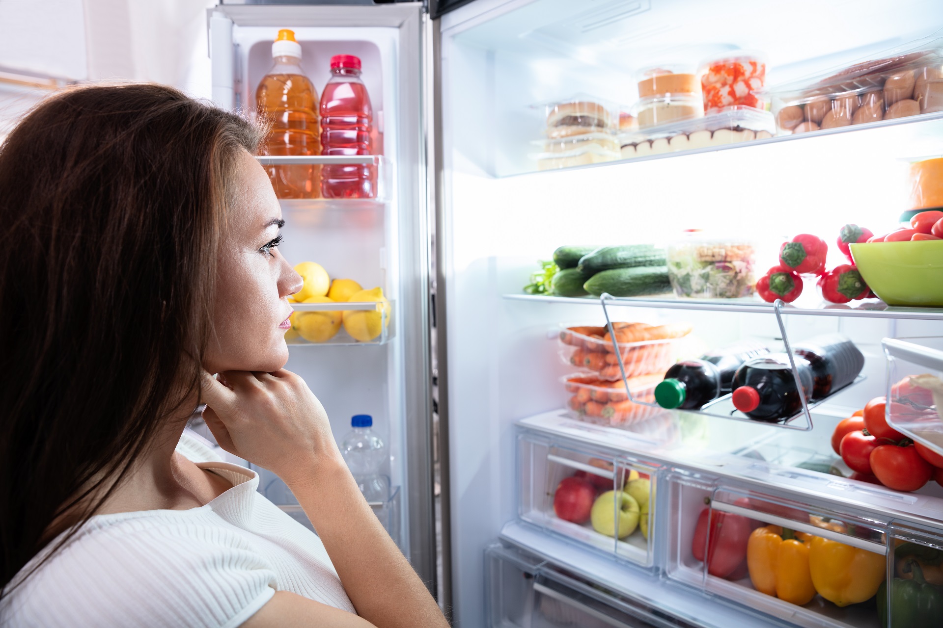 Alguns dos sinais e sintomas mais comuns relacionados à ingestão de carnes, leite e derivados, frutas, legumes e outros alimentos impróprios são diarreia, cólicas abdominais, náuseas, vômitos e perda do apetite. Foto: Bigstock.