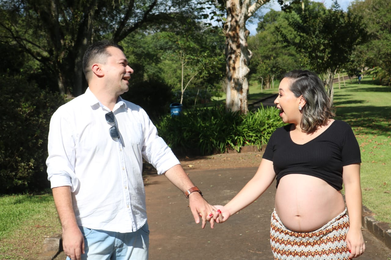 Casal esperava um parto humanizado, mas nunca imaginavam que o bebê Gregório viria rápido demais para irem ao hospital (Foto: Arquivo pessoal)