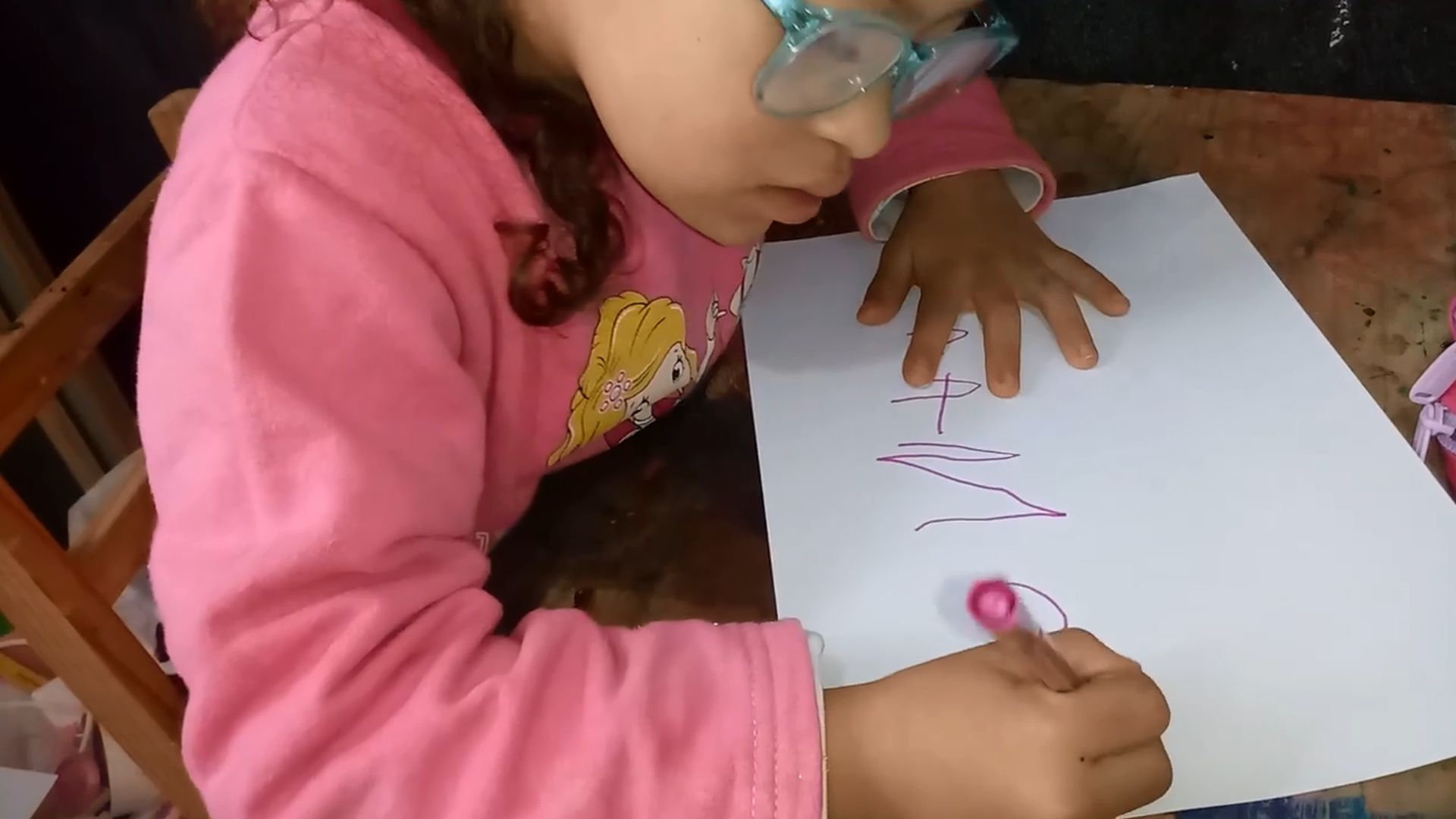 Aos 6 anos, Ana está em processo de alfabetização. Foto: Reprodução 