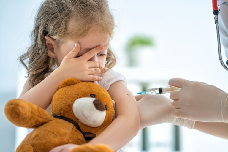 Caso os sintomas de mal estar persistam ao longo dos dias, talvez sejam sinais de que a pessoa, ao se vacinar, já estava com o vírus da gripe. Foto: Bigstock.