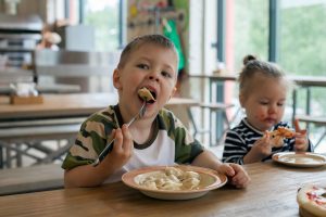 6 dicas para fazer as crianças comerem alimentos mais saudáveis Crianças em idade escolar, a partir dos sete a oito anos, podem participar das escolhas da família. Mas a responsabilidade de oferecer opções saudáveis ainda é dos pais. Foto: Bigstock.