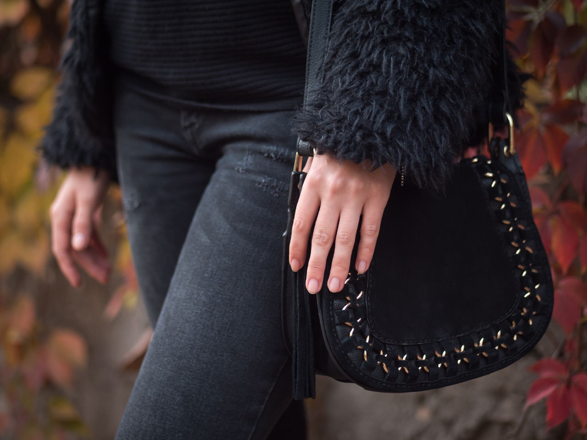 A prática constante de levar a bolsa pesada sobrecarrega o ombro e a coluna, causa contração incorreta dos músculos e gera inúmeras dores. Foto: Bigstock A prática constante de levar a bolsa pesada sobrecarrega o ombro e a coluna, causa contração incorreta dos músculos e gera inúmeras dores. Foto: Bigstock