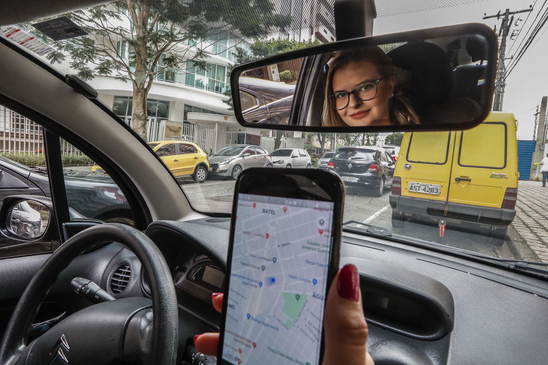 Caroline Farias dirige todos os dias e, embora saiba o caminho de casa ao trabalho, sempre mantém o celular por perto caso entre em uma rua errada ou tenha um desvio inesperado (Foto: Jonathan Campos / Gazeta do Povo)