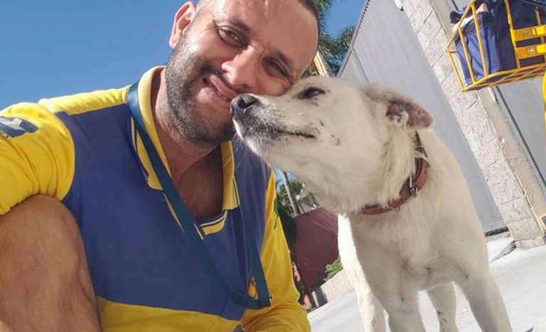 O carteiro já tem a fama de "encantador dos animais". Foto: Reprodução / Facebook