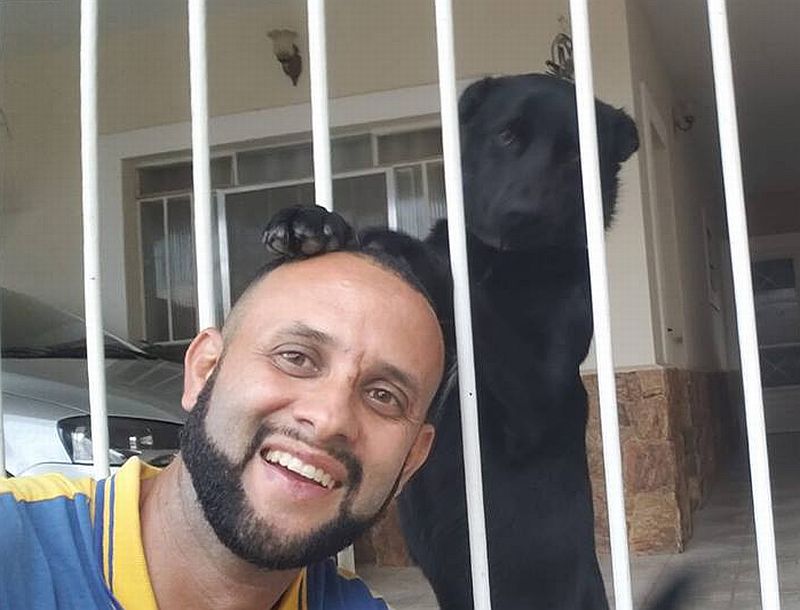 Por onde passa, o carteiro faz amizade com os animais. Foto: Reprodução / Facebook Por onde passa, o carteiro faz amizade com os animais. Foto: Reprodução / Facebook
