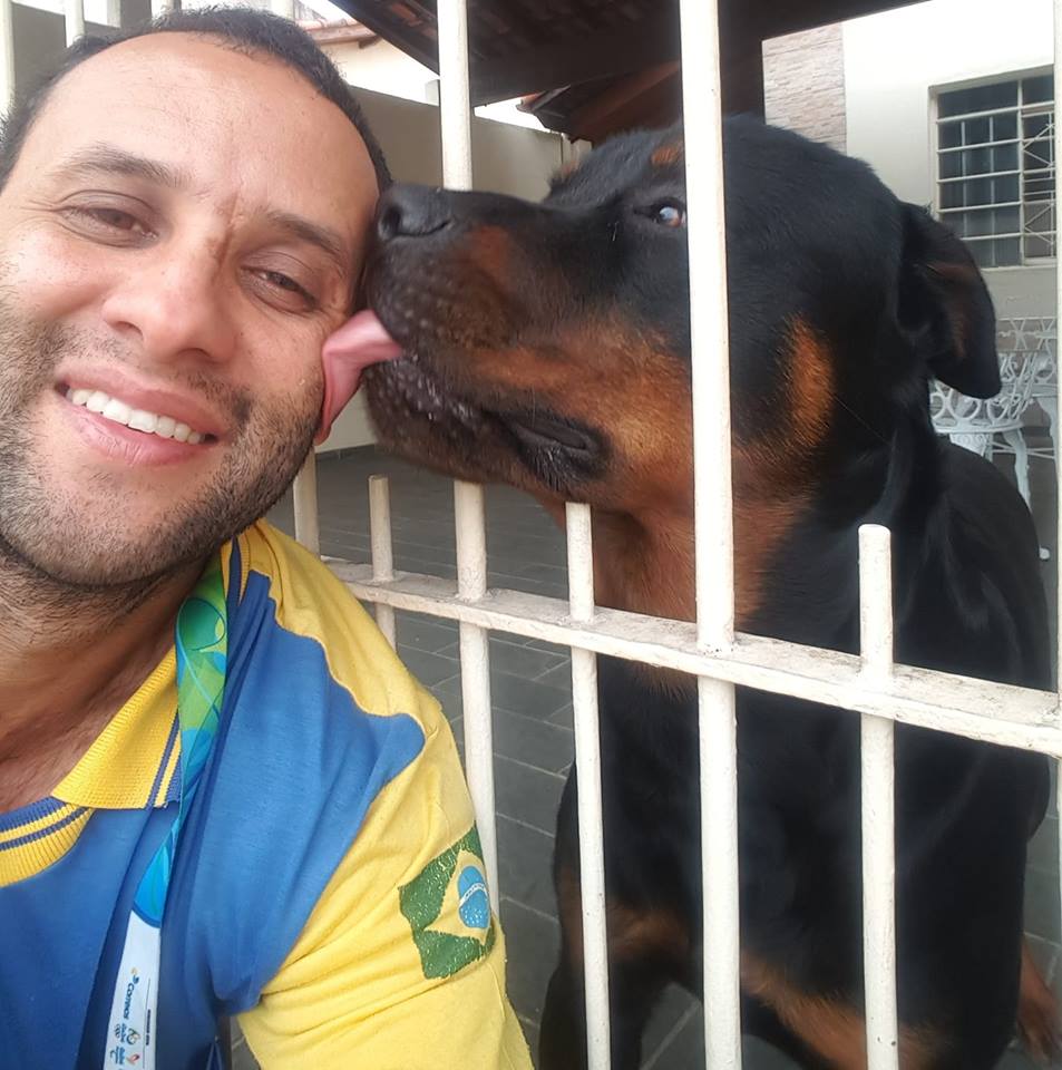 Ângelo é recebido "aos beijos" por um rottweiler durante suas entregas de correspondências. Foto: Reprodução / Facebook Ângelo é recebido "aos beijos" por um rottweiler durante suas entregas de correspondências. Foto: Reprodução / Facebook