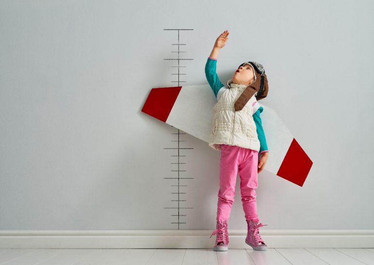 Cada etapa tem uma particularidade, e crianças que fogem da média de crescimento precisam de uma atenção especial. Foto: Bigstock