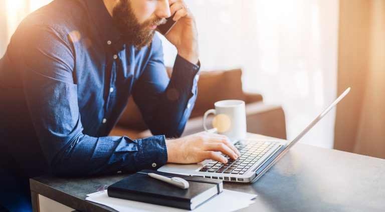 Com uma revisão no seu dia a dia, na ergonomia das atividades, prática de exercícios físicos e alongamentos, você já vai melhorar a sua dor. Foto: Bigstock.