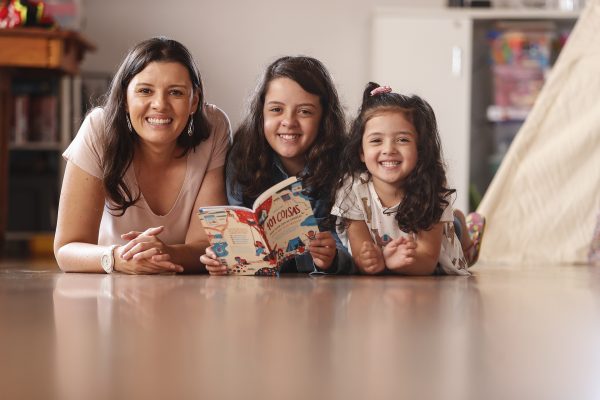 Organização, autocontrole e outras virtudes que as mulheres aprendem com a maternidade Melina Pockrandt e as filhas Manuela e Ana Júlia: "Minhas filhas merecem que eu seja a melhor pessoa que eu posso ser para que nossa casa seja um lar agradável, no qual se sintam amadas e com bons referenciais de caráter", diz ela. Foto: Jonathan Campos/Gazeta do Povo.