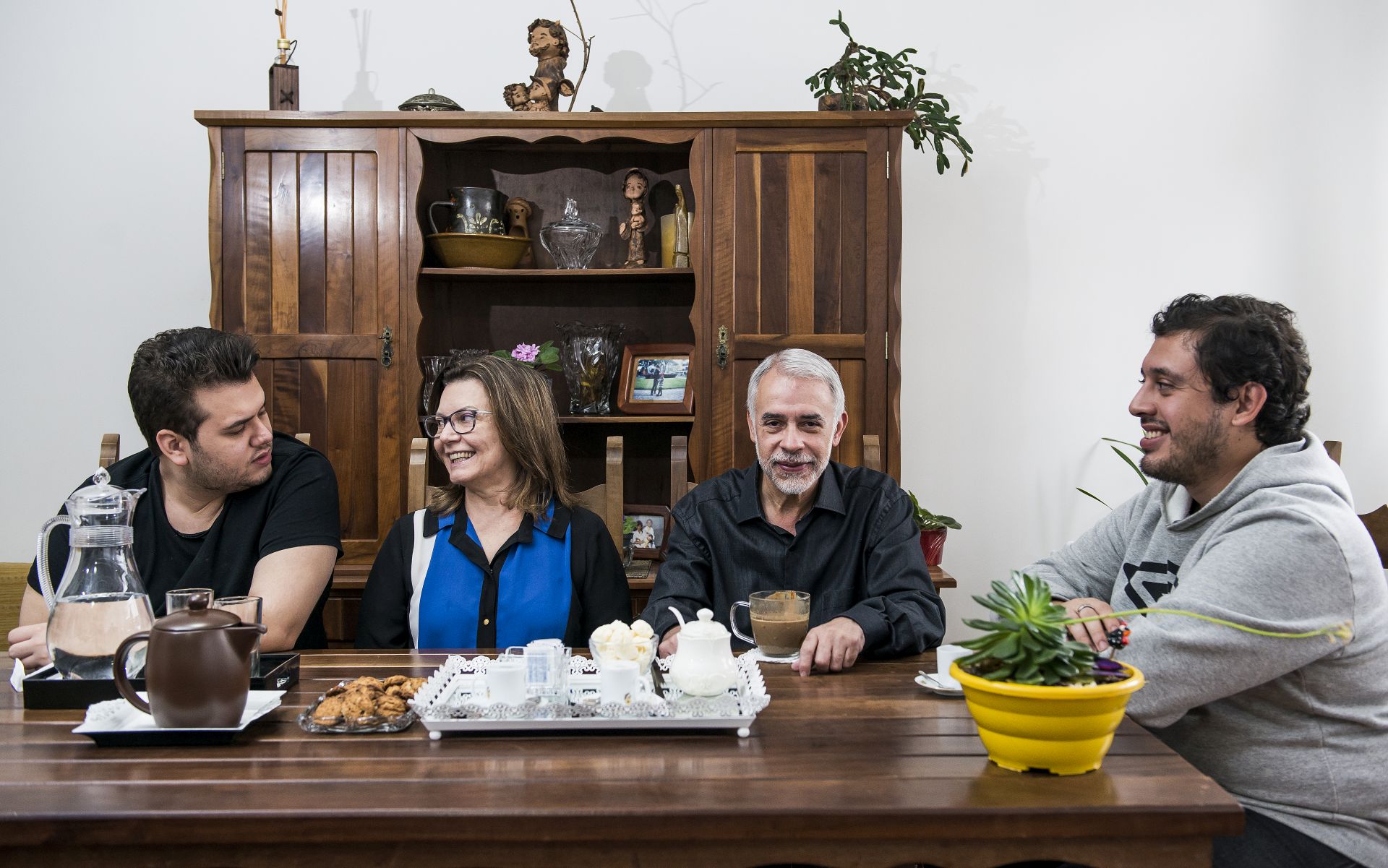 Os momentos da família reunida em volta da mesa são raros e, quando ocorrem, Leocádio apenas toma seu café ou degusta alguma coisa. Foto: Leticia Akemi Os momentos da família reunida em volta da mesa são raros e, quando ocorrem, Leocádio apenas toma seu café ou degusta alguma coisa. Foto: Leticia Akemi