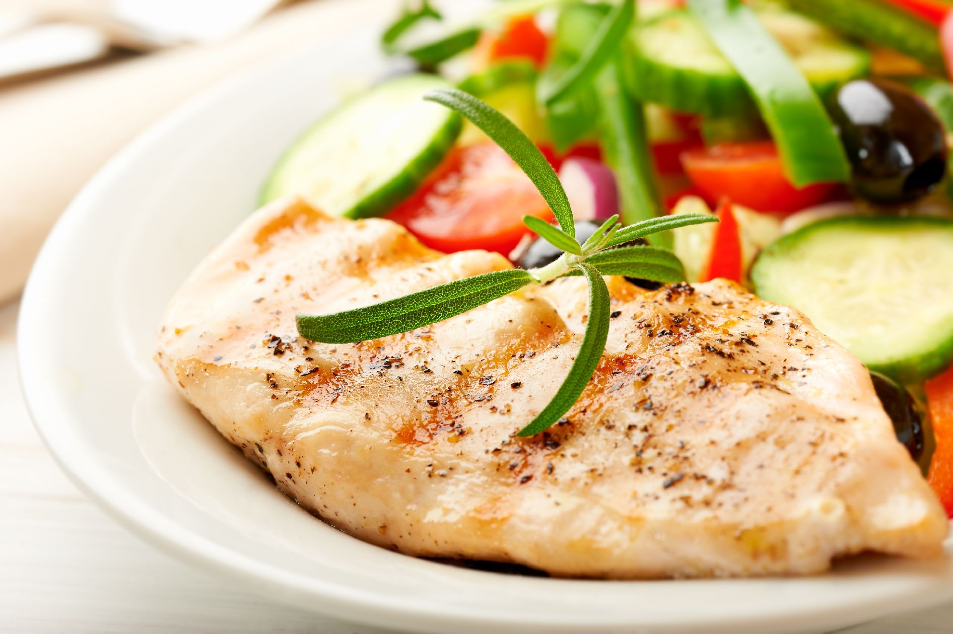 O frango é rico em proteína, o que auxilia no ganho muscular. Foto: Bigstock