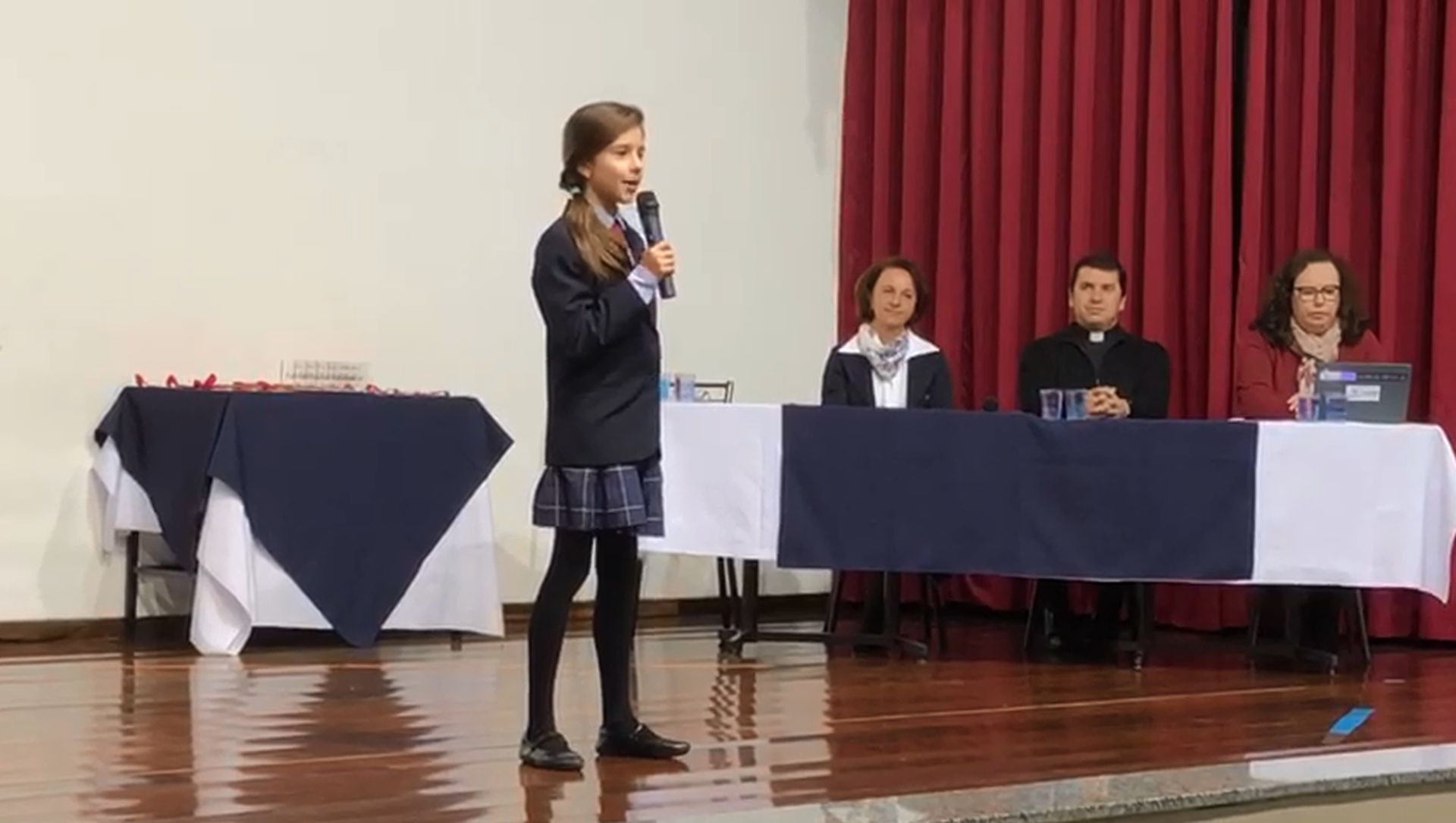Laura durante o concurso da escola: "sei que ele fez o seu melhor". Foto: Reprodução 