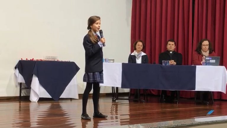 Laura durante o concurso da escola: "sei que ele fez o seu melhor". Foto: Reprodução