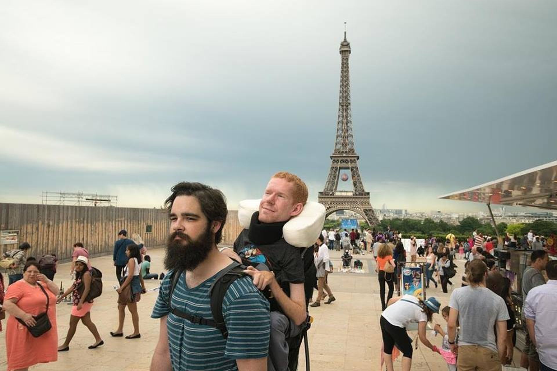 Kevan Chandler, de 32 anos, realizou o sonho de viajar pelo mundo com a ajuda dos amigos. Foto: Reprodução/Facebook