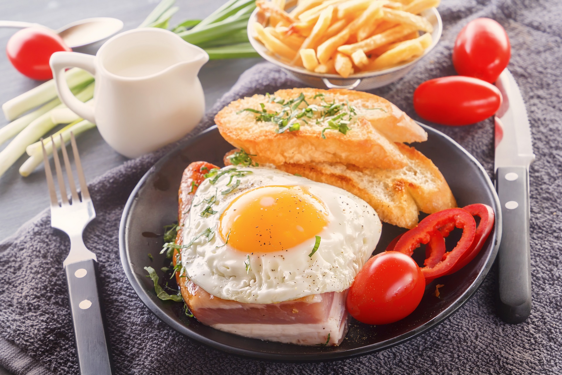 Para especialista, antes de começar a comer ovos cotidianamente, o ideal é fazer exames de sangue e, depois de três ou quatro semanas, repeti-los. Foto: Bigstock.