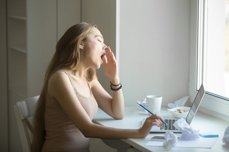 Entre os participantes da pesquisa, dormir apenas 16 minutos a menos do que o habitual foi associado a um ponto adicional na escala de interferência cognitiva no dia seguinte. Foto: Bigstock.