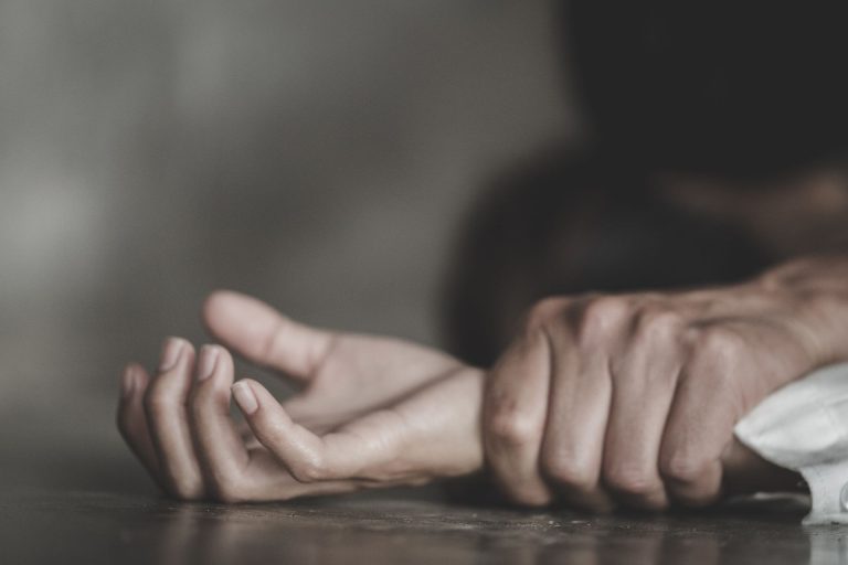 Os profissionais recebem treinamento para identificar a violência doméstica e dar orientação para as clientes sobre como agir. Foto: Bigstock