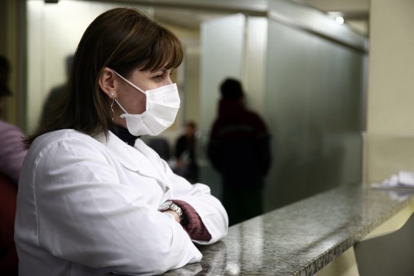 Epidemia de H1N1 faz dez anos: confira os bastidores da operação de guerra contra a gripe Durante a epidemia, as máscaras se tornaram companheiras das pessoas. Foto: Henry Milléo/Arquivo/Gazeta do Povo.