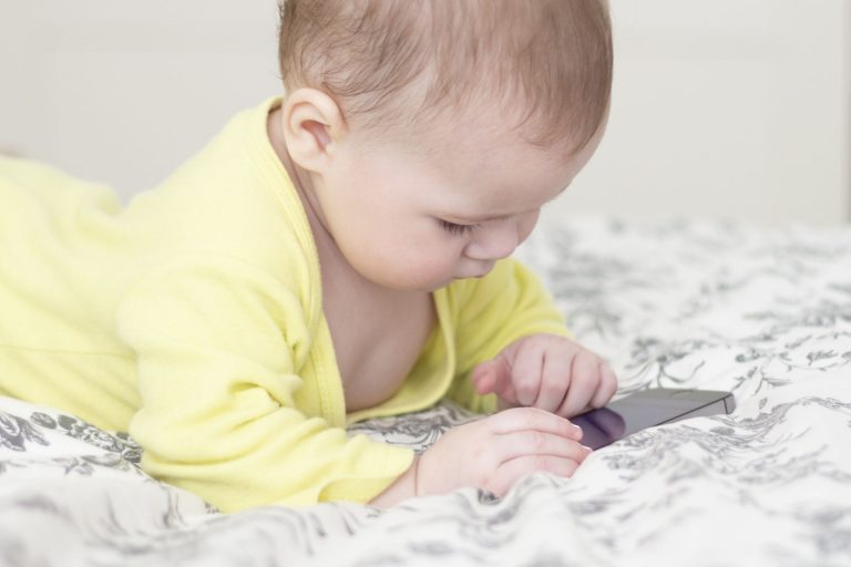 Crianças expostas exageradamente às telas, e com predisposição genética, podem desenvolver autismo (Foto: Bigstock)