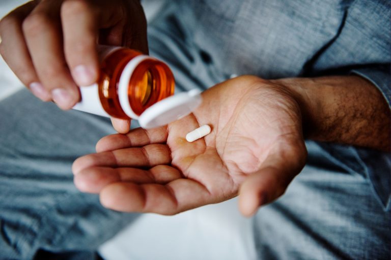 O uso crônico prolongado e em grandes quantidades pode deixar a pessoa com dificuldade de perder peso após parar o uso do medicamento. (Foto: Bigstock)