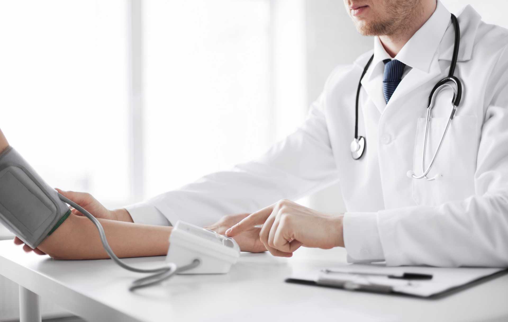 Ao longo da adolescência, o jovem acaba visitando diferentes especialistas, como ginecologista, urologista, nutricionista, entre outros. É desejável que as consultas se deem de maneira integrada, por meio do pediatra. Foto: Bigstock. Ao longo da adolescência, o jovem acaba visitando diferentes especialistas, como ginecologista, urologista, nutricionista, entre outros. É desejável que as consultas se deem de maneira integrada, por meio do pediatra. Foto: Bigstock.