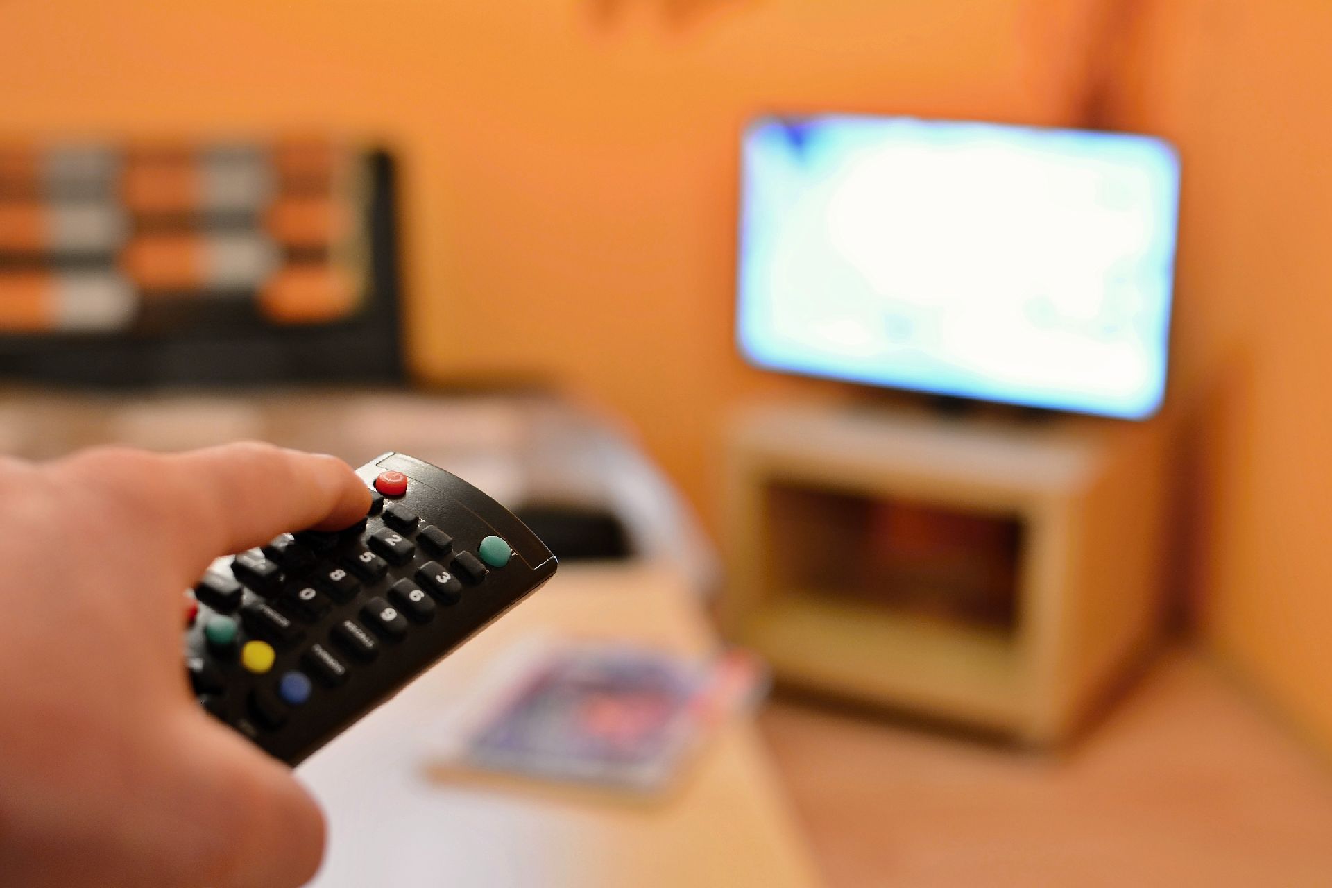 O controle remoto está na lista dos objetos mais sujinhos, mas há outros que você deve prestar atenção. Foto: Bigstock