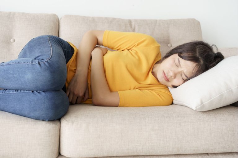 Sintomas da endometriose favorecem o desenvolvimento de ansiedade/depressão (Foto: Bigstock)