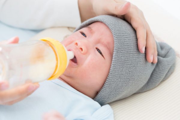 Síndrome de Prader-Willi: doença que causa fome incontrolável tem tratamento pioneiro No início, é uma verdadeira batalha alimentar os bebês com a síndrome, porque são muito fracos para sugar. Foto: Bigstock