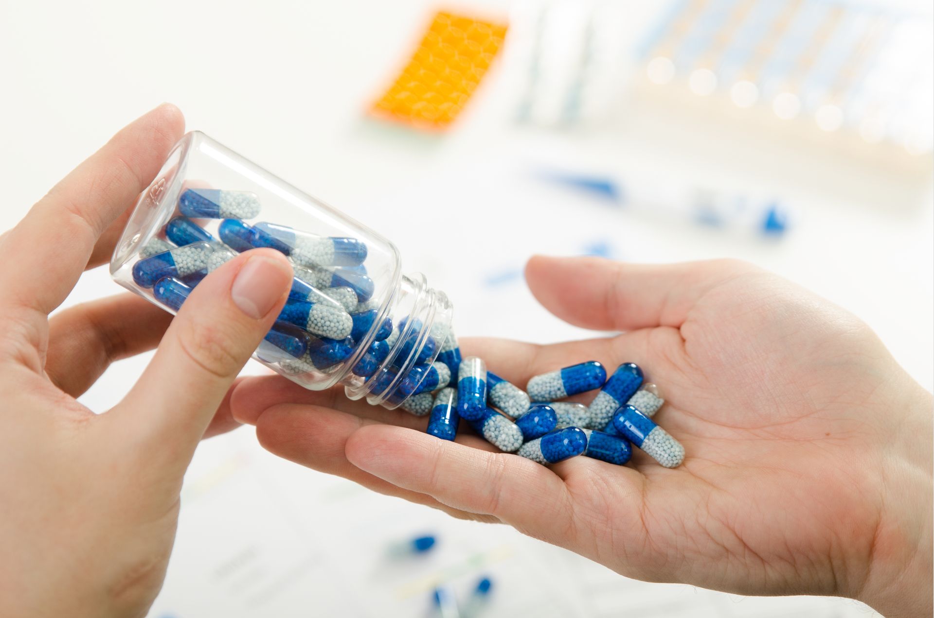 Inibidores da bomba de prótons são comumente usados para tratar sintomas do refluxo gástrico ou mesmo para proteger o estômago de outros remédios (Foto: Bigstock) Inibidores da bomba de prótons são comumente usados para tratar sintomas do refluxo gástrico ou mesmo para proteger o estômago de outros remédios (Foto: Bigstock)