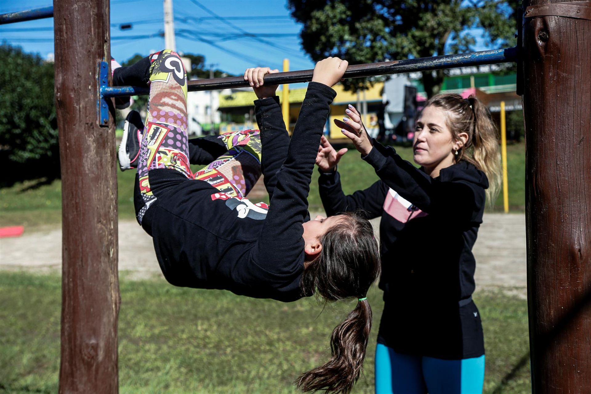 Parece brincadeira, mas não é só isso. Os exercícios físicos  são planejados para a perda de peso e aumento da flexibilidade. Foto: André Rodrigues/Gazeta do Povo