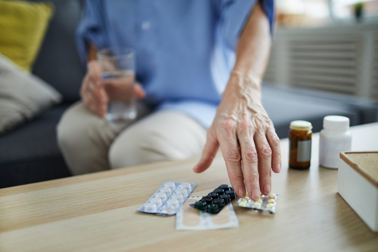 Aquele paciente que consome cinco ou mais remédios aumenta bastante a chance de desenvolver reações adversas às próprias drogas ou à interação entre elas. Foto: Bigstock.