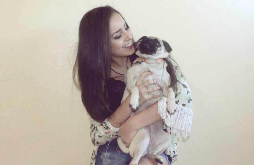 Tainá Borges, 17 anos, surda desde o nascimento, e Bella, sua cachorrinha de estimação. Foto: Reprodução Instagram
