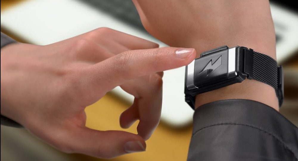 Pulseira do choque promete auxiliar em mudanças de hábitos como parar de fumar, parar de falar palavrão, melhorar a alimentação e até acordar mais cedo. 
(Foto: reprodução do site da empresa). 