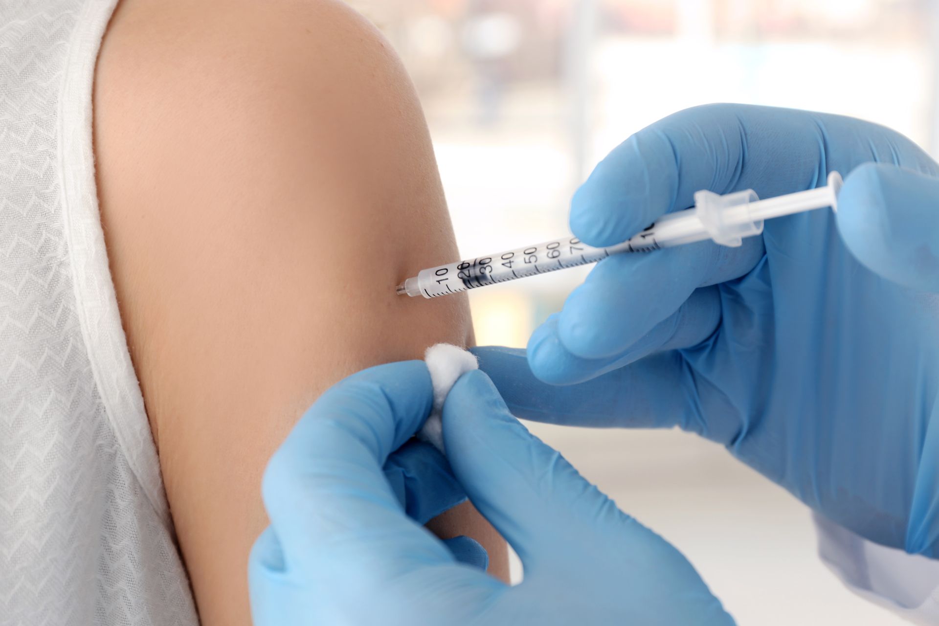 Além da proteção pessoal, vacinar-se ajuda na prevenção coletiva, protegendo pessoas que, por alguma razão, não podem receber os imunizantes (Foto: Bigstock) Além da proteção pessoal, vacinar-se ajuda na prevenção coletiva, protegendo pessoas que, por alguma razão, não podem receber os imunizantes (Foto: Bigstock)