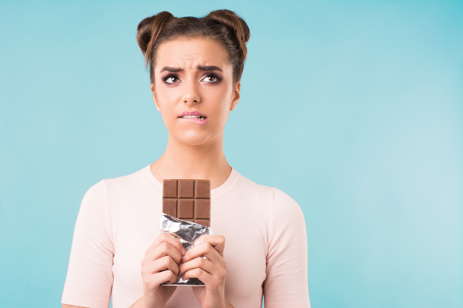 Muitas vezes as pessoas tentam apaziguar a ansiedade comendo – nem sempre algo saudável, como uma barra de chocolate ou barrinha de cereal. Foto: Bigstock.