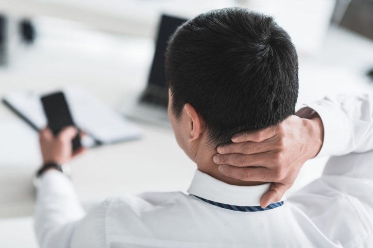 Mudança de postura é necessária para evitar impactos ainda mais significativos na estrutura óssea (Foto: Bigstock)