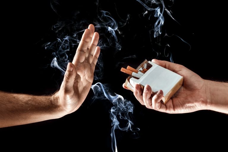Em números absolutos, a queda de um ano para outro seria de mais de 60 mil fumantes em Curitiba. Foto: Bigstock.