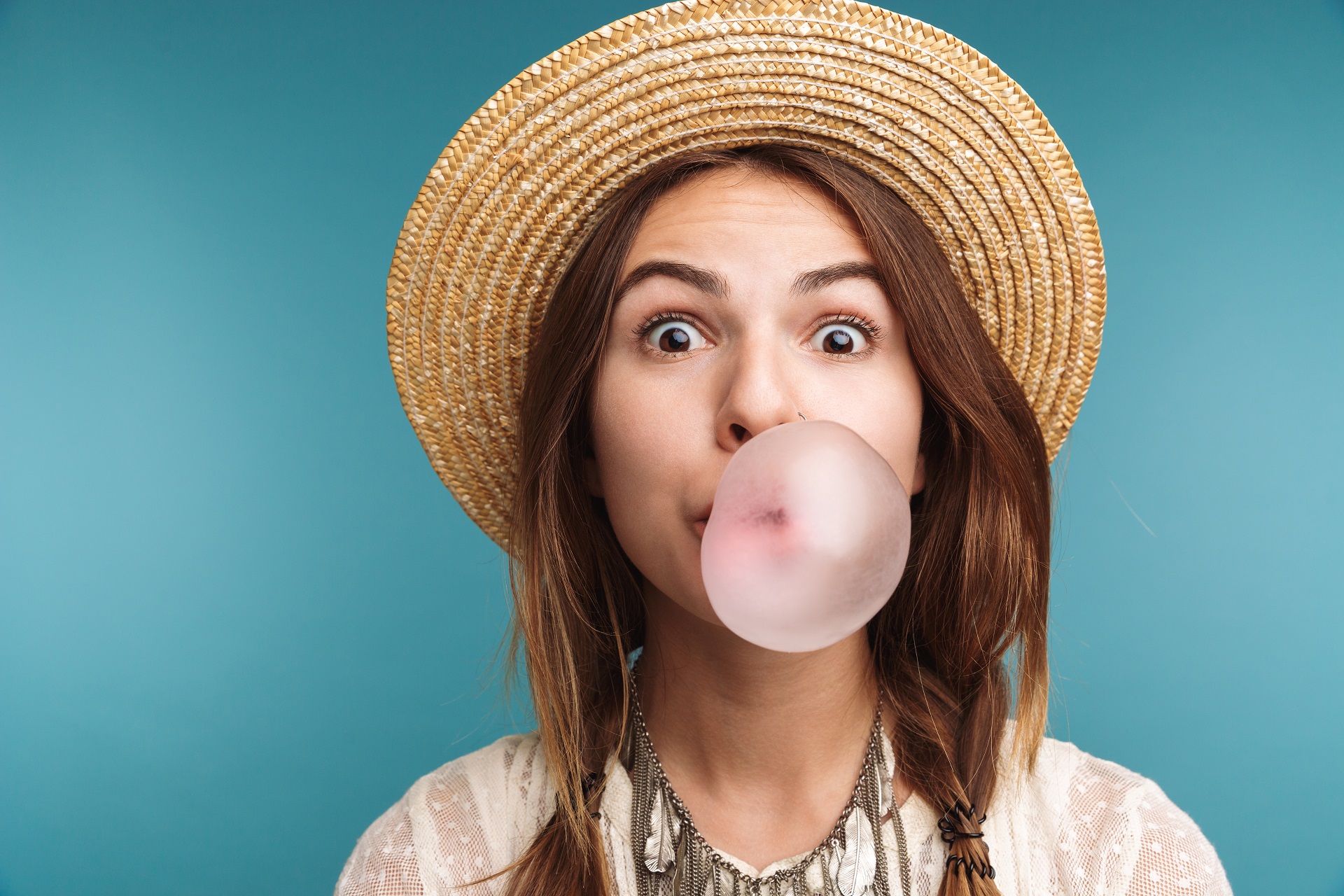 O hábito exagerado de mascar chicletes aumenta a quantidade de ar deglutido, também responsável por boa parte dos gases presentes no intestino. Foto: Bigstock.