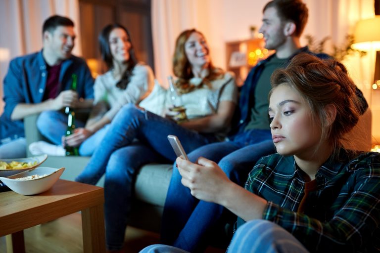 A multiplicação de imagens que sugerem vidas perfeitas pode tirar o sossego de adolescentes e jovens. Foto: Bigstock.