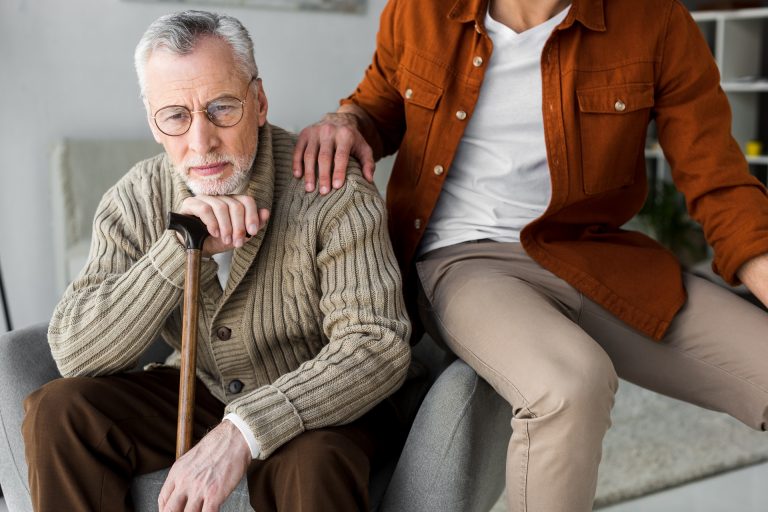 Entre os idosos, especialmente os mais velhos ou com doenças crônicas associadas, os sintomas das infecções variam entre confusão mental, hipotermia e mudanças importantes no comportamento. Foto: Bigstock.