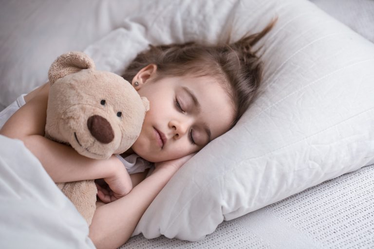 Crianças que dormem mal não tem todas as fases do sono completas, consequentemente não há a liberação de todos os pulsos de GH. Foto: Bigstock.