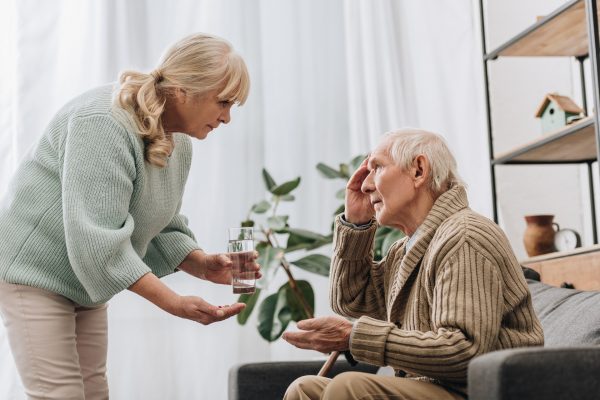 Os sete sinais de que seu familiar pode estar com doença de Alzheimer Entre os sinais de Mal de Alzheimer estão confusões frequentes, separadas por dias ou semanas. Foto: Bigstock.