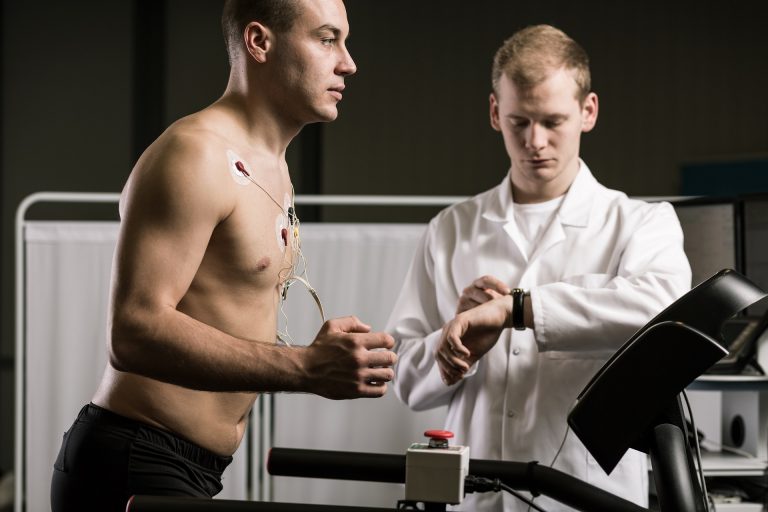 A corrente elétrica passa pelos líquidos intra e extracelulares e, a partir da facilidade na condução, o aparelho determina o quanto há de massa muscular, gorda e total, além de verificar a quantidade de gordura e de água. Foto: Bigstock.